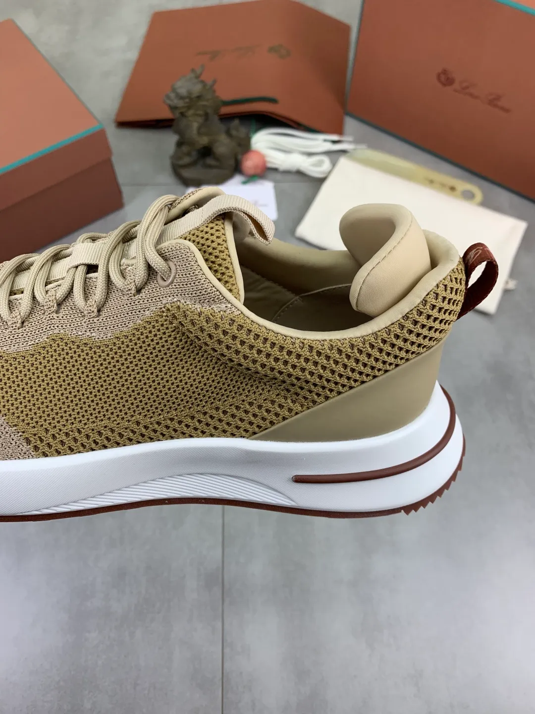 Men's men's shoes 💰P542 New style 💰High quality The latest casual shoes Loro Piana 💯Top grade💯Buy the original copy💯 Founded the existing Loro Piana company on April 24, 1924. The family has been operating for the sixth generation, providing top quality products to customers who are discerning in taste and quality. Imported original fly woven fabrics with cowhide fabric, plain calfskin lining, hand-stitched threads with cowhide feet, original packaging, high-end outsole, size: 38-46, multiple colors available, complete package